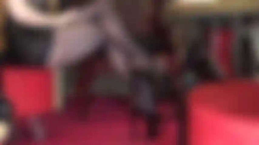 Esguichando um vibrador preso entre as pernas da meia-calça. A senhora vivian ordenha o pau e usa lubrificante até que todas as suas pernas maravilhosas estejam cobertas.