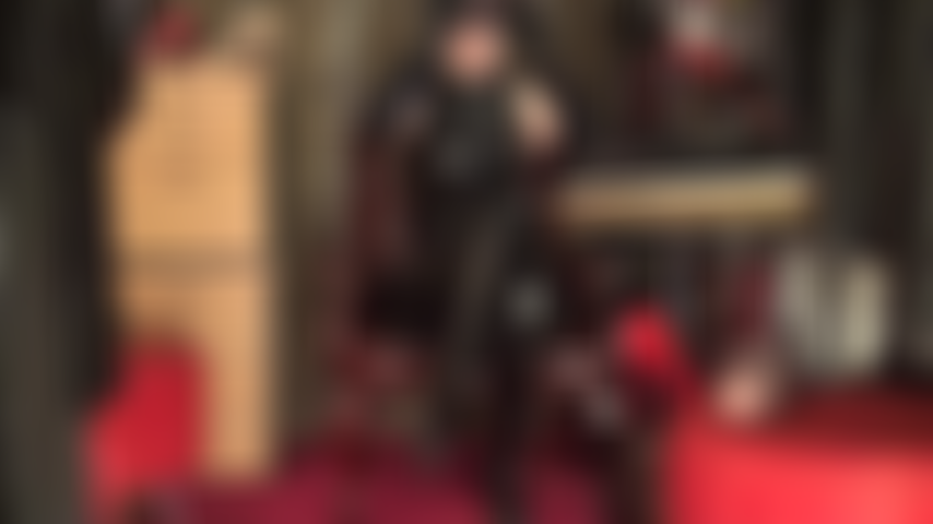 Fetiche por máscaras - a amante vivian experimenta duas máscaras diferentes, uma de náilon preto transparente e a outra de elastano com os olhos abertos.