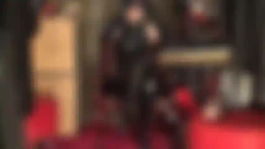 Fetiche por máscaras - a amante vivian experimenta duas máscaras diferentes, uma de náilon preto transparente e a outra de elastano com os olhos abertos.