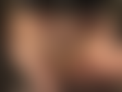 Adoro as belas curvas da senhora em meia-calça bege brilhante, acariciadas por longas luvas de couro preto, a senhora provoca com o reforço da meia-calça e a tanga sexy por baixo.