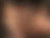 Adoro as belas curvas da senhora em meia-calça bege brilhante, acariciadas por longas luvas de couro preto, a senhora provoca com o reforço da meia-calça e a tanga sexy por baixo.