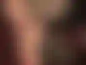 Solas dos pés enrugadas e sensuais em meia-calça extra transparente marrom escuro brilhante.