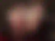 A senhora vivian acaricia seu grande pau branco enquanto exibe seus pés descalços e sensuais.