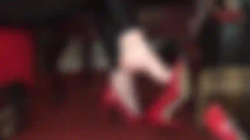 Descalça, de salto alto, balançando, mergulhando os sapatos - uma provocação fetichista por pés por excelência.