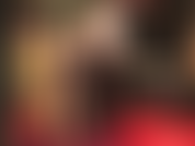 Meia-calça brilhante com uma camada de meias de renda costurada na parte superior e uma cinta-liga preta - dominação com cinta-liga provocante em sutiã e calcinha com camadas de náilon brilhante e um grande pau preto.