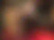 Meia-calça brilhante com uma camada de meias de renda costurada na parte superior e uma cinta-liga preta - dominação com cinta-liga provocante em sutiã e calcinha com camadas de náilon brilhante e um grande pau preto.