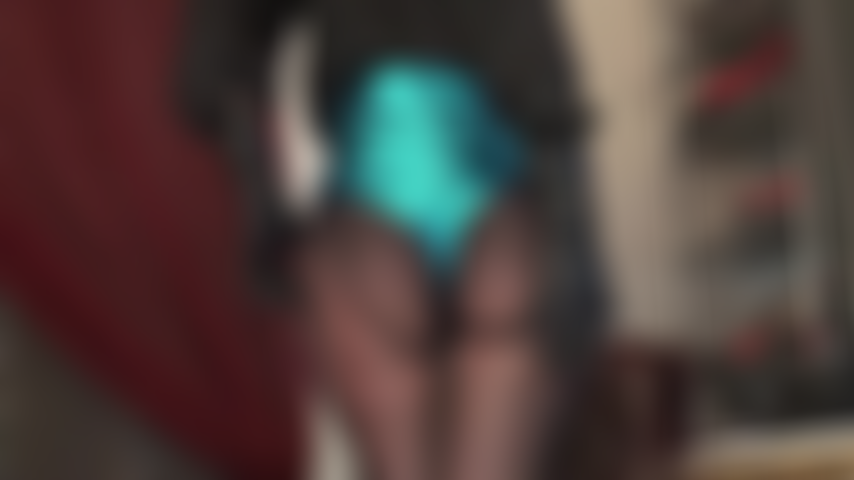 Adoro bundas para fazer muitos sonhos molhados virem... Com meia-calça preta brilhante como óleo e shorts de cetim azul-água vívido e brilhante, puxados tão apertados quanto a corda em volta das suas bolas.