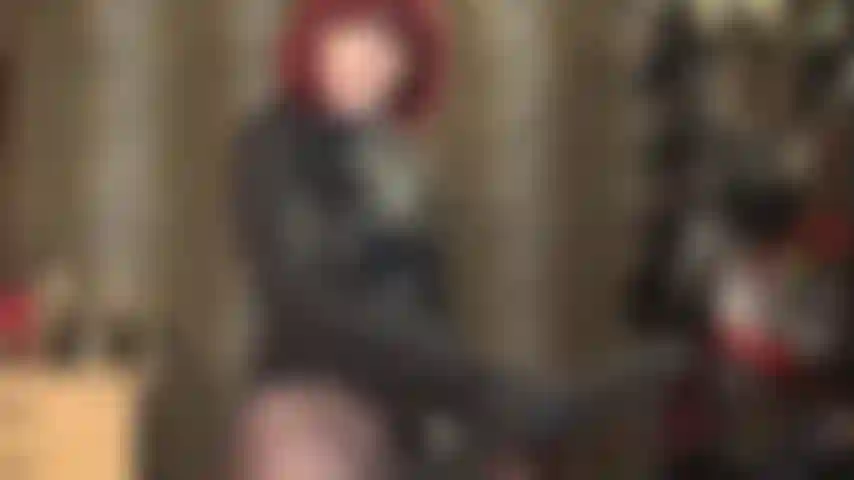 Uma deusa do couro que se diverte enfiando sua enorme cinta-liga preta no seu cuzinho apertado e faminto por pau.