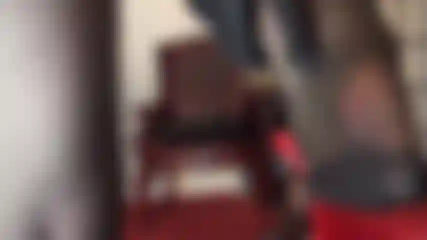 Pés de meia-calça deliciosos, adoração por saltos altos e brincadeiras com cuspe.