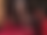 Mistress vivian, a rainha dos balanços, praticando uma brincadeira sexy com sapatos vermelhos brilhantes e meias de náilon pretas.