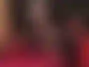 Mistress vivian, a rainha dos balanços, praticando uma brincadeira sexy com sapatos vermelhos brilhantes e meias de náilon pretas.