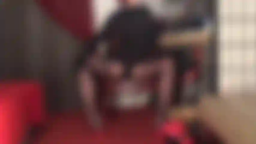 Meias-calças pretas com costura e ligas - a senhora vivian sabe que sua maior fraqueza são as meias. As meias de seda nas pernas longas da senhora, as costuras que levam até a cinta-liga emolduram perfeitamente seu bumbum redondo, as alças das ligas brincam com... Que provocação.