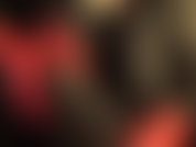 Uso couro, uma cinta preta enorme e muito cuspe em luvas de couro vermelho.