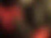 Uso couro, uma cinta preta enorme e muito cuspe em luvas de couro vermelho.