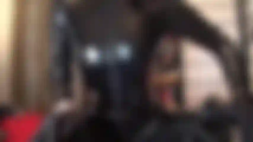 Um macacão fetichista de vinil preto e apertado - botas altas acima do joelho combinadas com um macacão de pvc brilhante é o que realmente te excita. Você quer se esfregar toda.