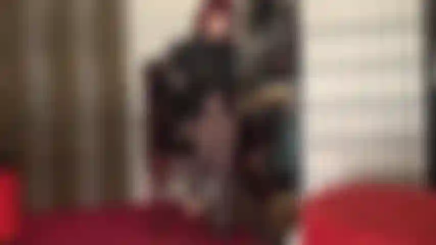 A senhora drena o esperma das suas bolas, ordenhando seu pau com luvas de couro.