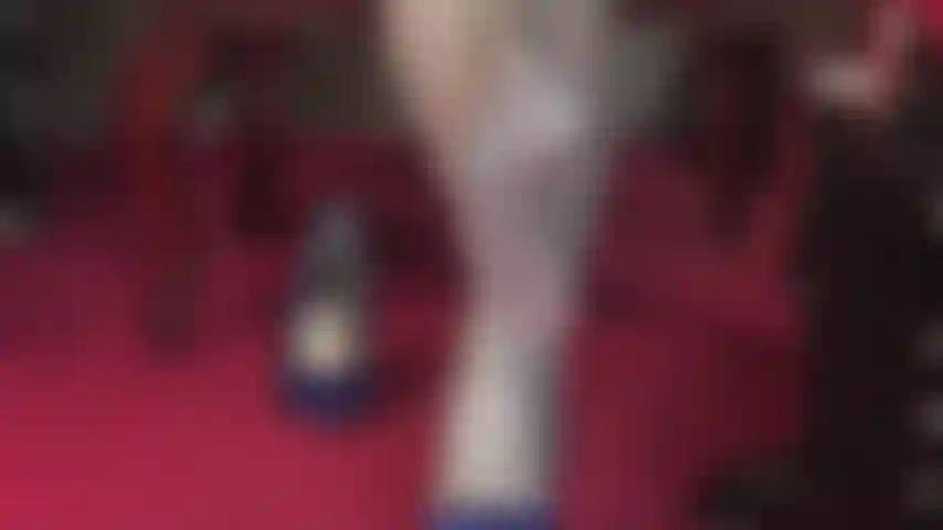 Meia-calça cinza brilhante - adoração aos pés e salto alto em náilon cinza e lindos scarpins azuis.