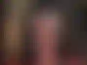 Bunda perfeita, com meia-calça marrom escura e brilhante e body fio dental.