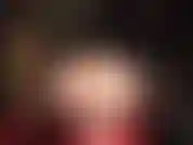 Você ama pés e bunda. A senhora mostra sua linda bunda curvilínea e seus lindos pés descalços.