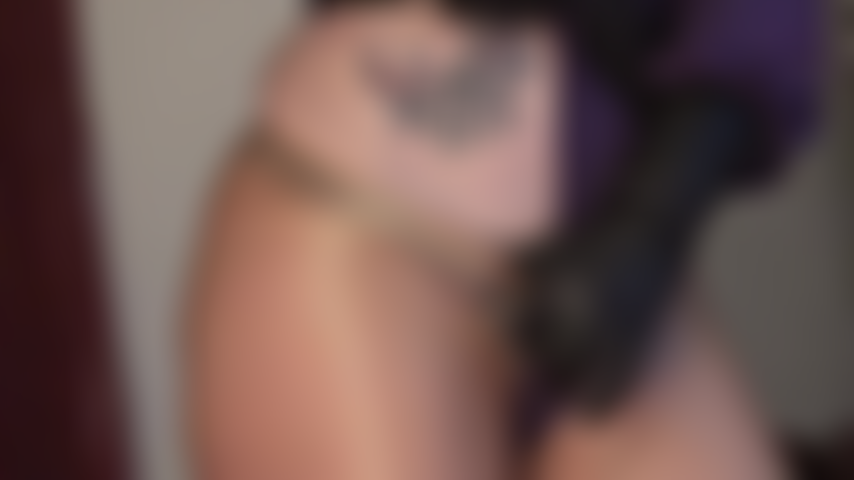 Adoro tatuagens e calcinhas por baixo da meia-calça provocam - tão sexy, tão íntima, tão íntima. Aproveite!