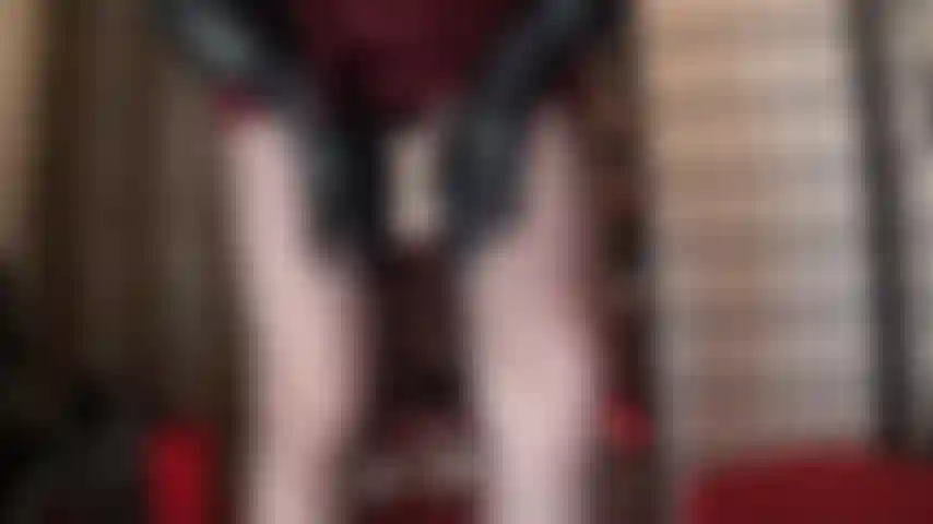 Uma meia-calça transparente marrom escura provocante - sua meia-calça com top de controle e duas linhas de calcinha chama sua atenção para a bunda sexy e as coxas sedutoras da amante.