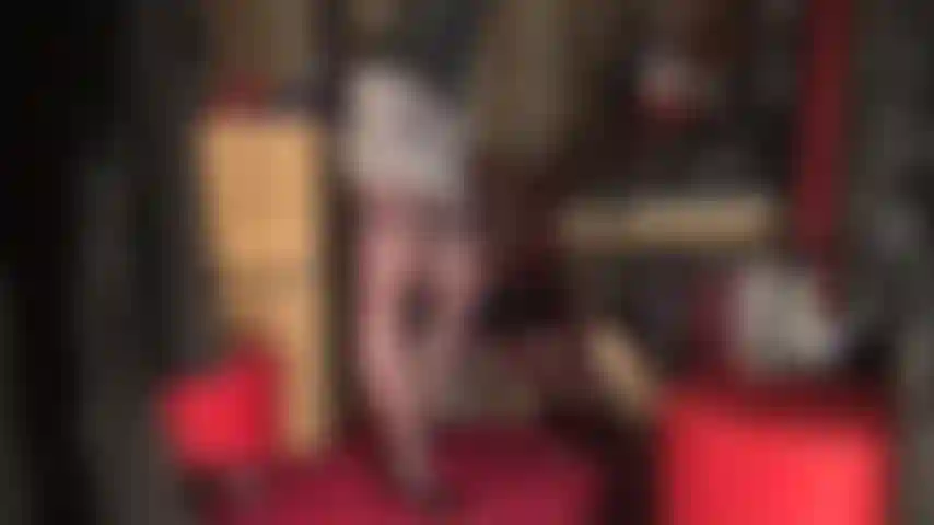 Uma provocadora maravilhosa em meia-calça estampada - com um recorte em formato de coração no bumbum e pernas de meia costuradas, essa meia combina perfeitamente com espartilho de couro, saltos altos e minissaia de cetim prata.