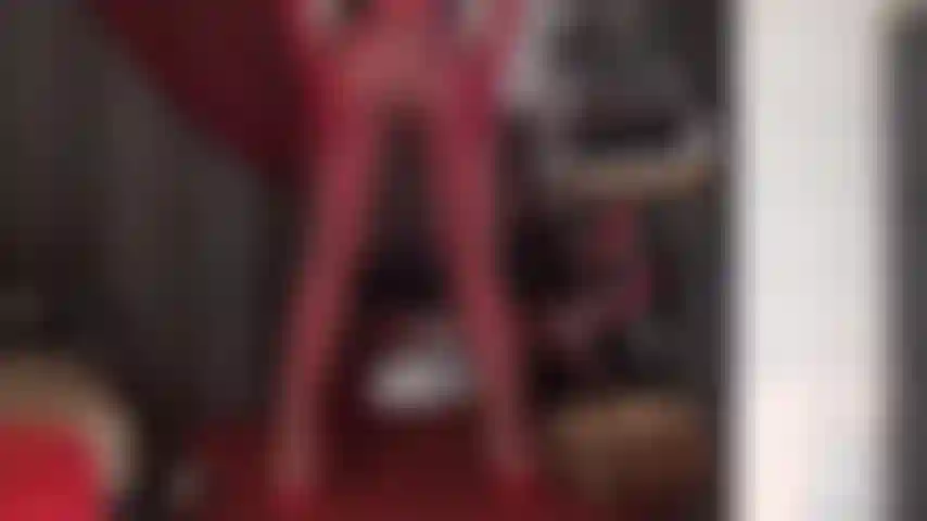 Você aguenta tanto brilho? A senhora vivian provoca com camadas de náilon extremamente brilhantes.