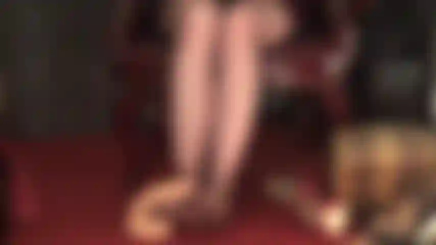 Os pés, pernas e coxas da senhora vivian são desejados por tantos galos... A senhora ordenha todos eles!