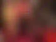 Adoro as pernas e a bunda perfeitas da minha amante, usando meia-calça brilhante e shorts apertados de cetim vermelho, usando sua enorme cinta-liga preta para prender você.