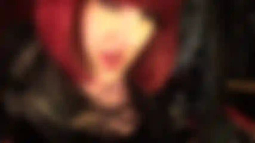 A saliva escorre dos lábios vermelhos e quentes e da língua molhada da minha senhora.