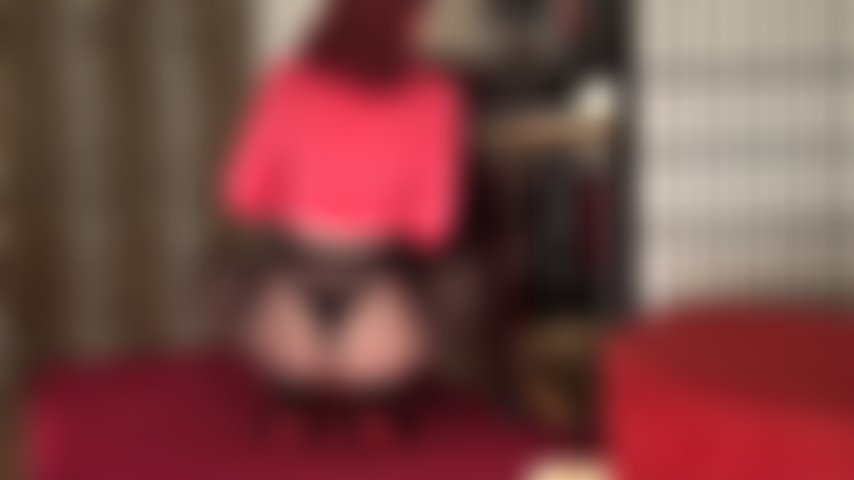 Vista seu pau e suas bolas e se esgote com minha bunda fantástica, quadris e coxas em preto e meia-calça bem transparente.