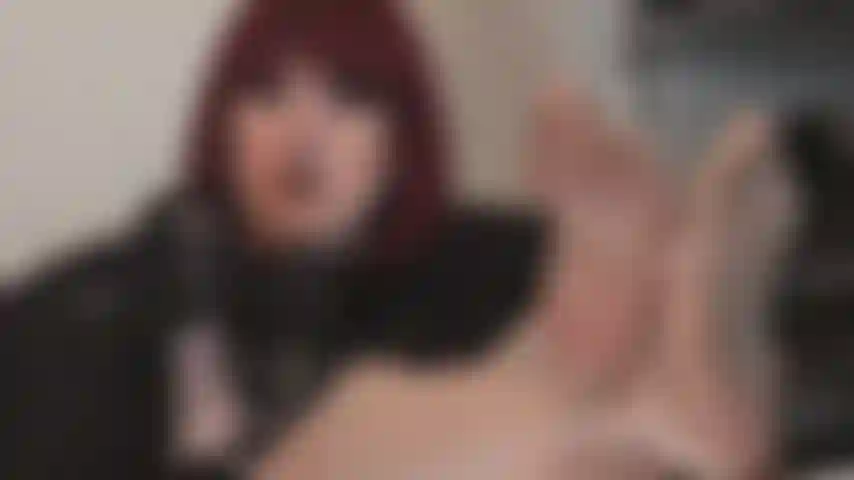 Cheire meus pés suados de meia-calça enquanto ordenho seu pau.