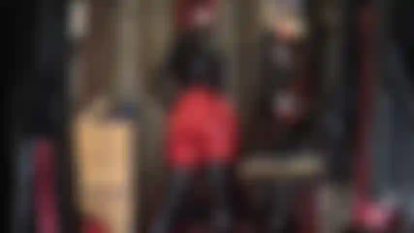 Curve-se diante da minha bunda redonda incrível, com leggings vermelhas justas, joelheiras de couro envernizado e jaqueta de vinil brilhante com luvas de couro. Exijo que você me masturbe enquanto eu trabalho esses glúteos.