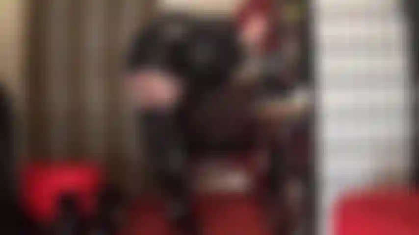 A senhora vivian sabe que exibir os músculos da sua bunda te deixa louco. Adoro sua bunda perfeita em saia de couro, calcinha de cetim e meia-calça.