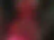 Que domina com strapon e adora bundas, usando leggings vermelhas brilhantes.