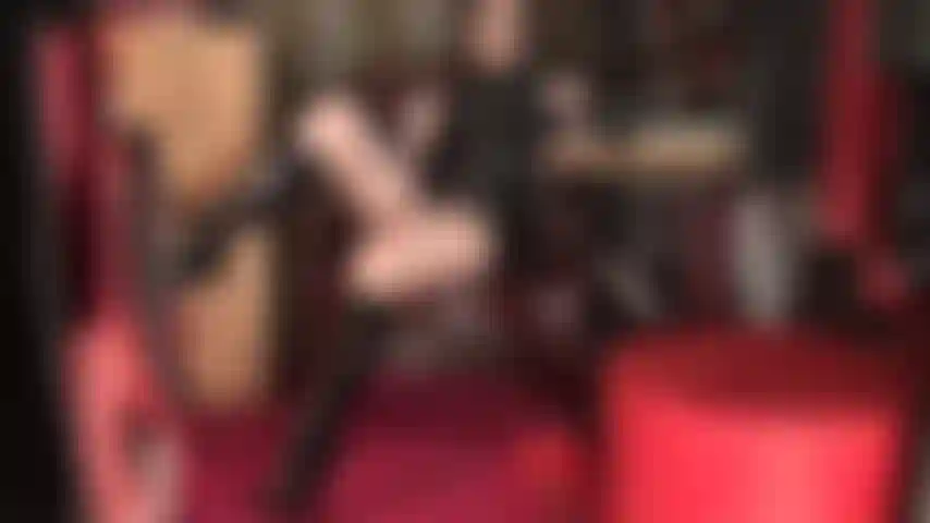 A senhora vivian te conquista com seus olhos sedutores, lábios, coxas cobertas por meia-calça e botas de couro envernizado brilhantes.