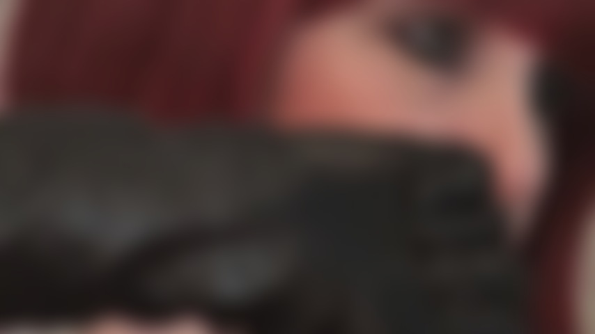 Você deseja o toque das luvas pretas de couro da amante.