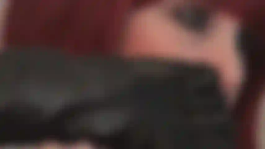 Você deseja o toque das luvas pretas de couro da amante.