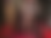 A sedutora - provocação lenta e sensual nas pernas com um top de renda e meias pretas transparentes.