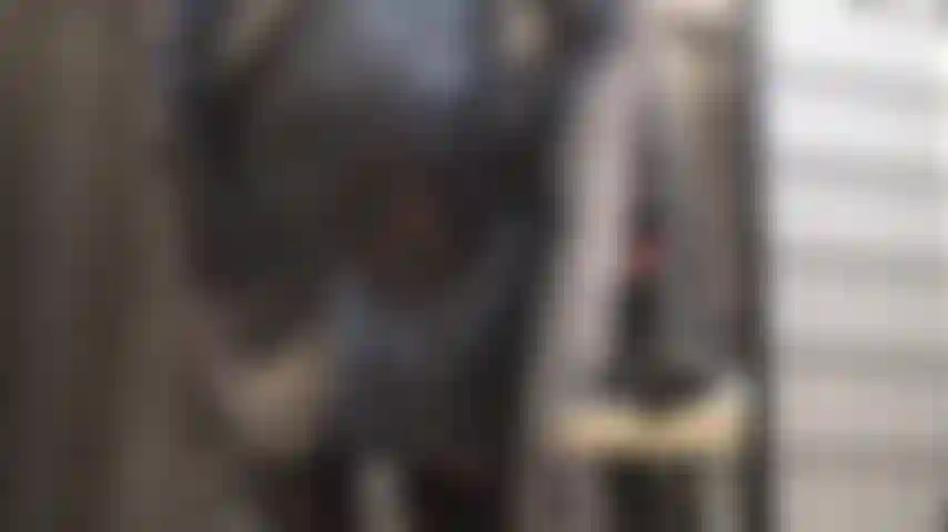 Uma cinta-liga vermelha e grossa para sua boca de vagabunda - sabendo o que está escondido sob sua saia de couro, a expectativa de finalmente poder adorar seu grande pau vermelho te deixa louco.