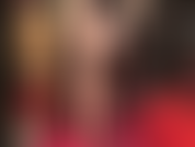 Observe a amante despir vários pares de meias-calças e meias para provocá-lo com seus pés descalços e sensuais.