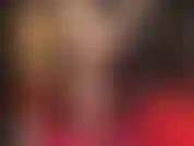 Observe a amante despir vários pares de meias-calças e meias para provocá-lo com seus pés descalços e sensuais.