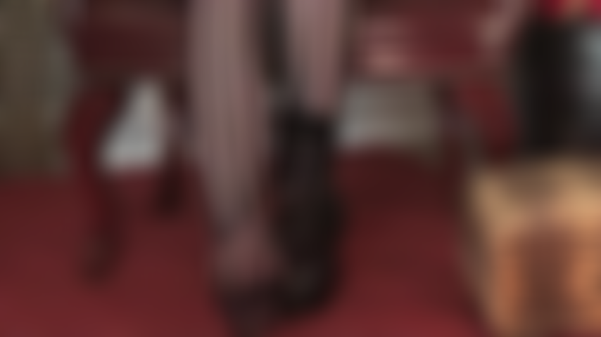 Chegue perto e pessoalmente para adorar os pés da minha amante com uma meia-calça listrada muito especial. Os dedos são transparentes para que você possa admirá-los melhor enquanto eles se mexem no seu rosto.