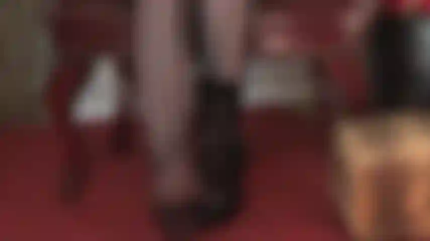 Chegue perto e pessoalmente para adorar os pés da minha amante com uma meia-calça listrada muito especial. Os dedos são transparentes para que você possa admirá-los melhor enquanto eles se mexem no seu rosto.