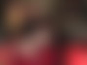 A senhora vivian usa uma roupa curta e sensual com tanga nas costas sobre meia-calça preta que realmente destaca aquelas maravilhosas nádegas redondas enquanto ela acaricia seu grande pau.