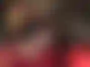 A senhora vivian usa uma roupa curta e sensual com tanga nas costas sobre meia-calça preta que realmente destaca aquelas maravilhosas nádegas redondas enquanto ela acaricia seu grande pau.