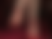 Tenho fetiche por pés descalços, saltos agulha vermelhos com tiras no tornozelo, balançando.