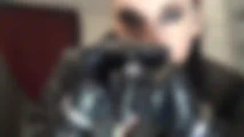 Joias extravagantes em luvas de couro?