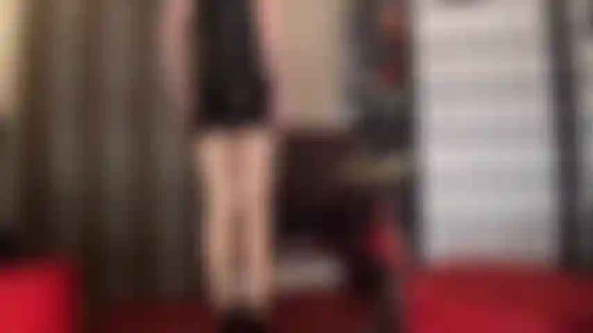 Uma minissaia de látex preta super brilhante e lisa e camadas de meia-calça nude brilhante deixam seu pau excitado enquanto a amante vivian se inclina para provocar com vistas quentes por baixo da saia enquanto massageia cada gota de esperma do seu pau.