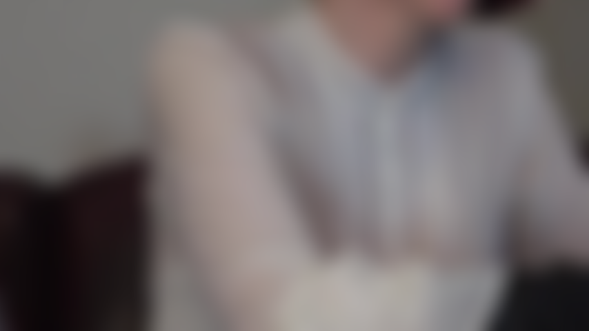 Sedutora, balançando em mulas vermelhas de salto alto - as mulas vermelhas são sua ruína, sua maior fraqueza em combinação com meia-calça preta.